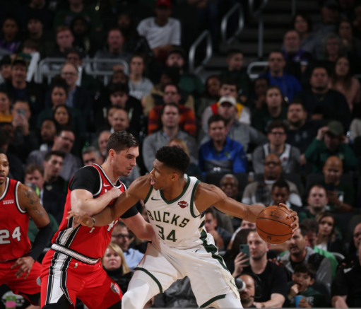 雄鹿大胜开拓者,全队合力确保胜利 雄鹿大胜开拓者,全队合力确保胜利