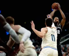 马刺遭遇争议判罚,主教练愤怒抗议裁判决定 马刺遭遇争议判罚,主教练愤怒抗议裁判决定