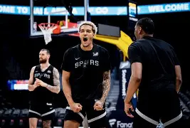 马刺遭遇争议判罚,主教练愤怒抗议裁判决定 马刺遭遇争议判罚,主教练愤怒抗议裁判决定