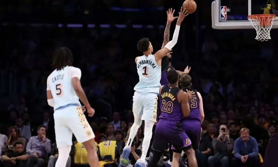 马刺碾压篮网，浓眉哥惊艳四座的简单介绍